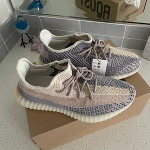 NEW adidas YEEZY
Yeezy Boost 350 V2